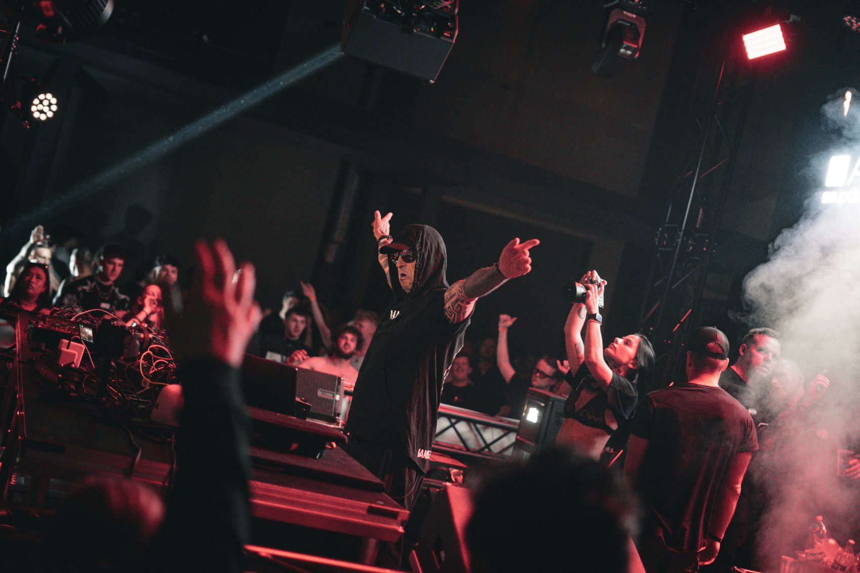 Artist auf der Stage, Arme ausgebreitet, Crowd davor