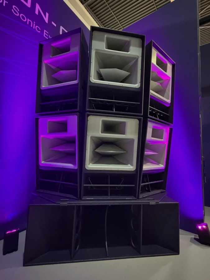 Funktion One Lautsprecher-Stack in violettem Licht
