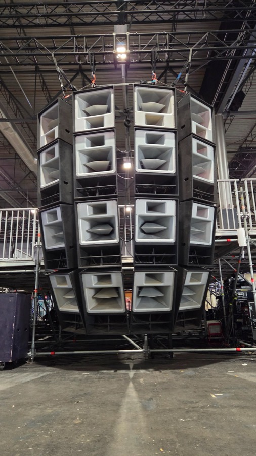 Funktion One Lautsprecher-Array unter der Hallendecke