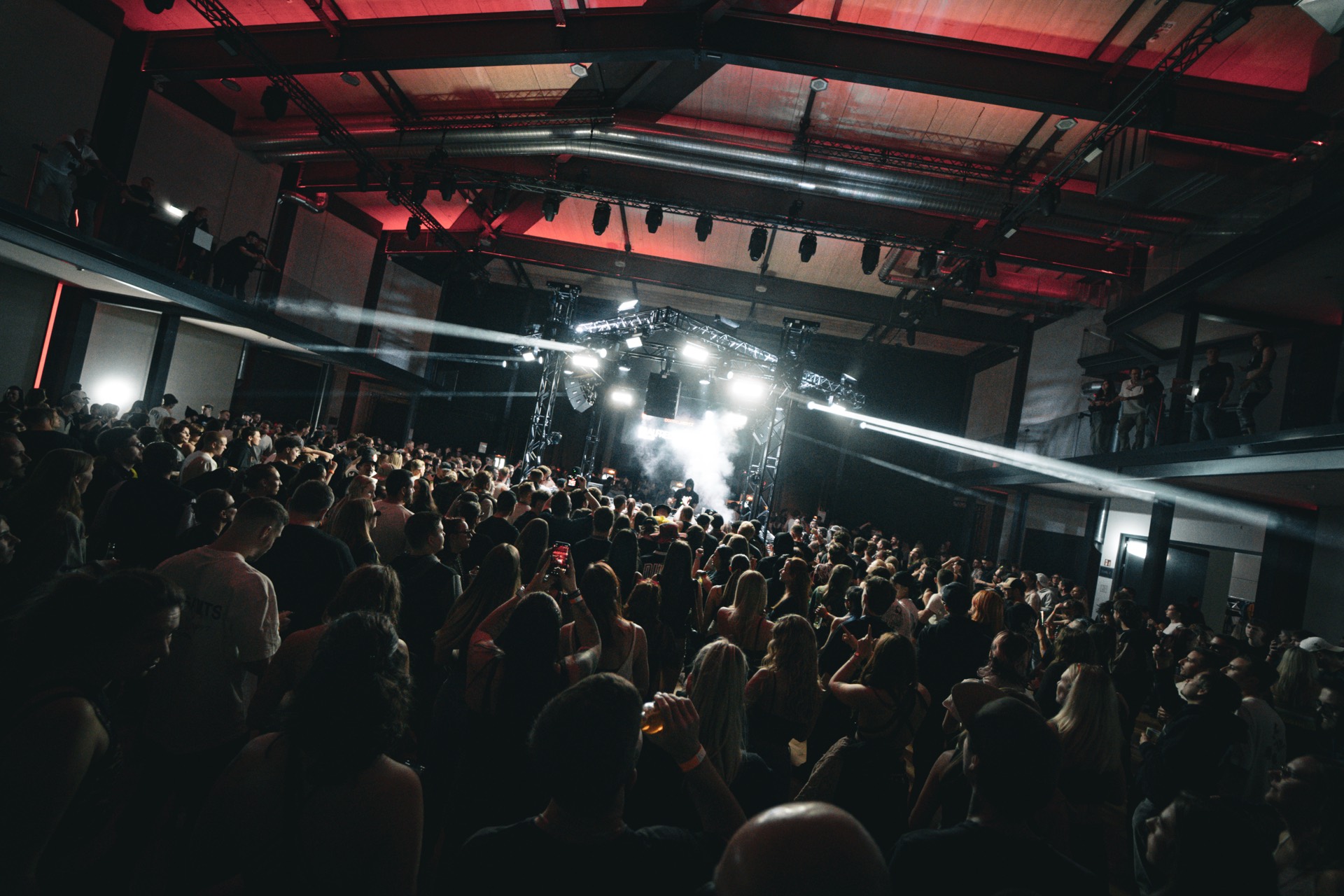 Volle Halle im Zentrum für Visionen, rotes Stagelight, Crowd vor der Stage
